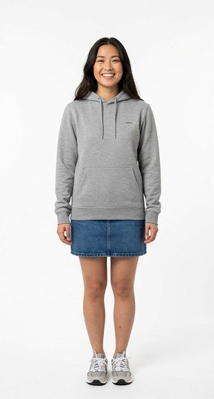 Modelo virtual generada con IA vistiendo la misma sudadera gris, pose de estudio sobre fondo blanco